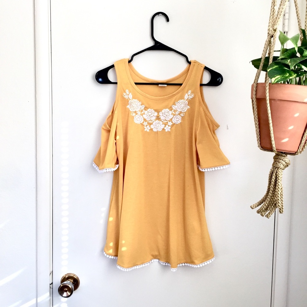 Open Shoulder Top• Yellow• Ruffles